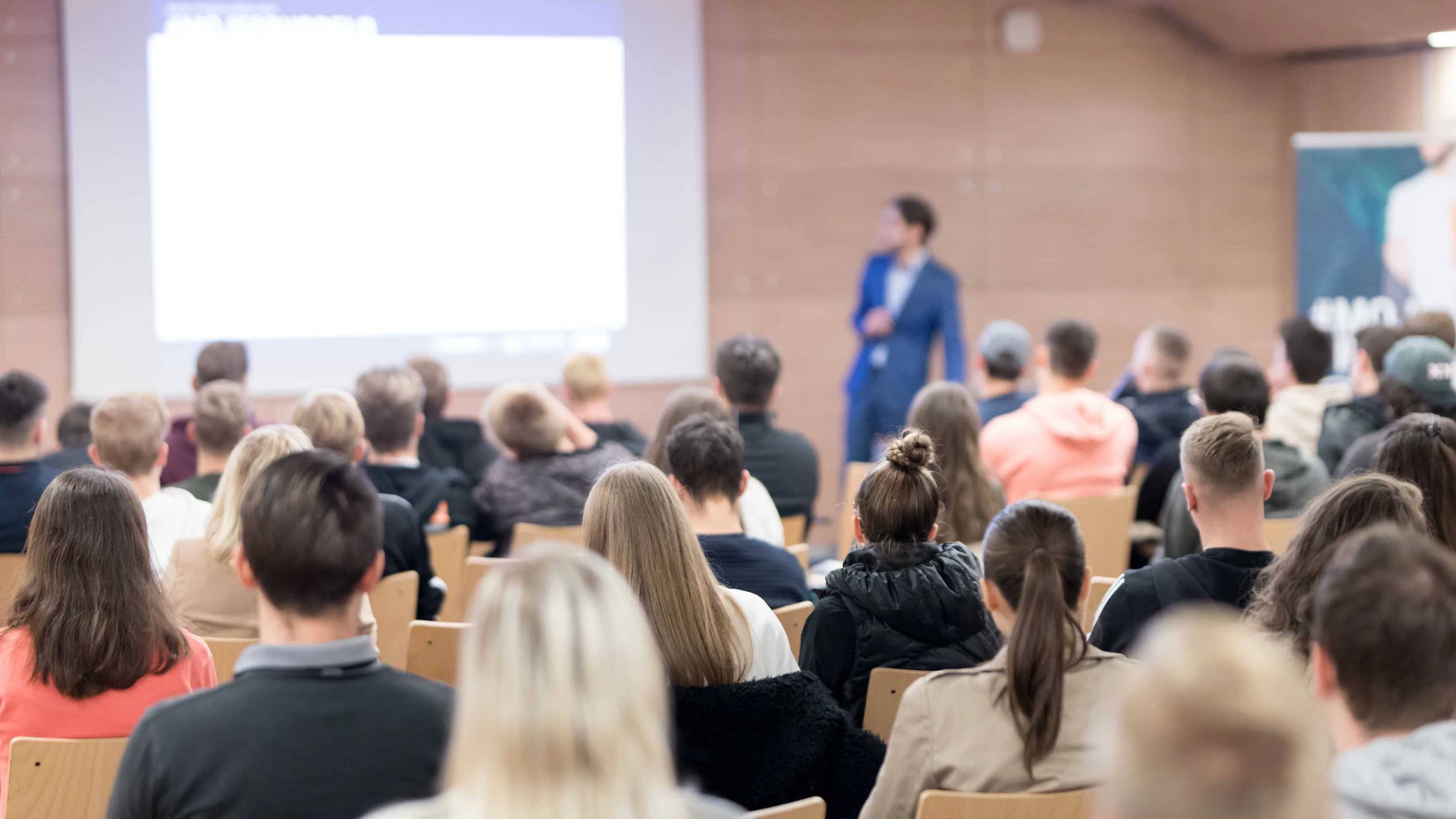 Ein Vorlesungssaal mit Studierenden und einem Dozenten